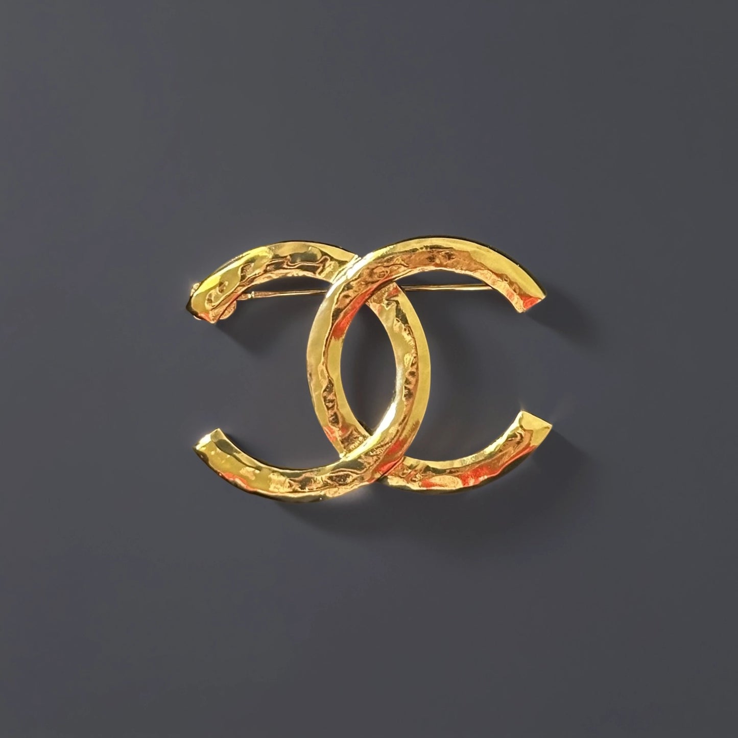 Bended CC Brooch Gold