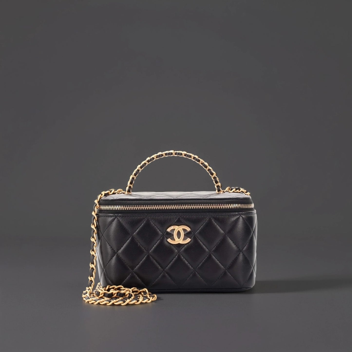 Lambskin Quilted Small Top Handle Vanity Case With Chain Black