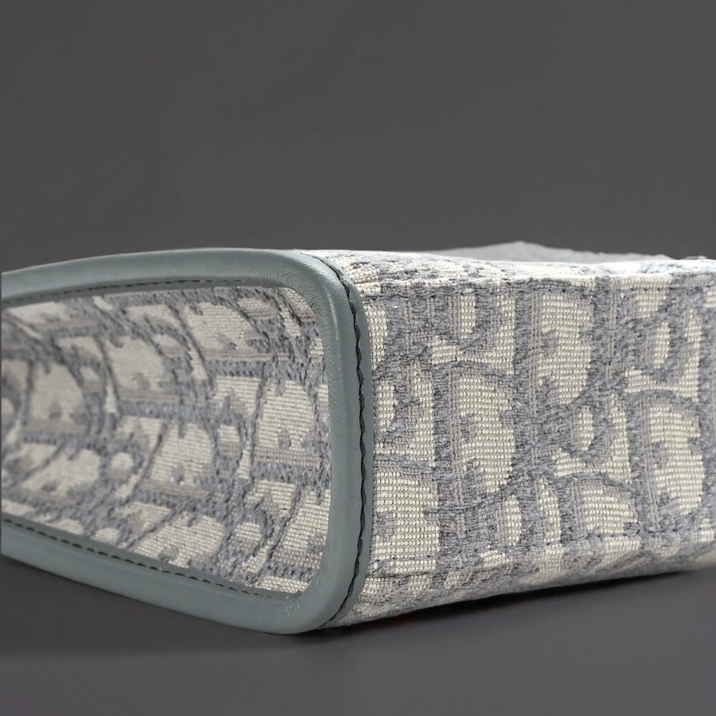 Oblique Medium 30 Montaigne Pouch Grey