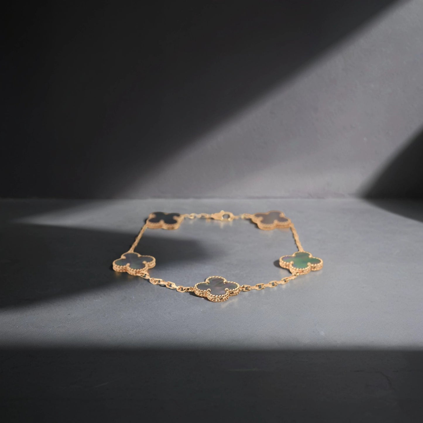 18K Yellow Gold Gray Mother of Pearl 5 Motifs Vintage Alhambra Bracelet