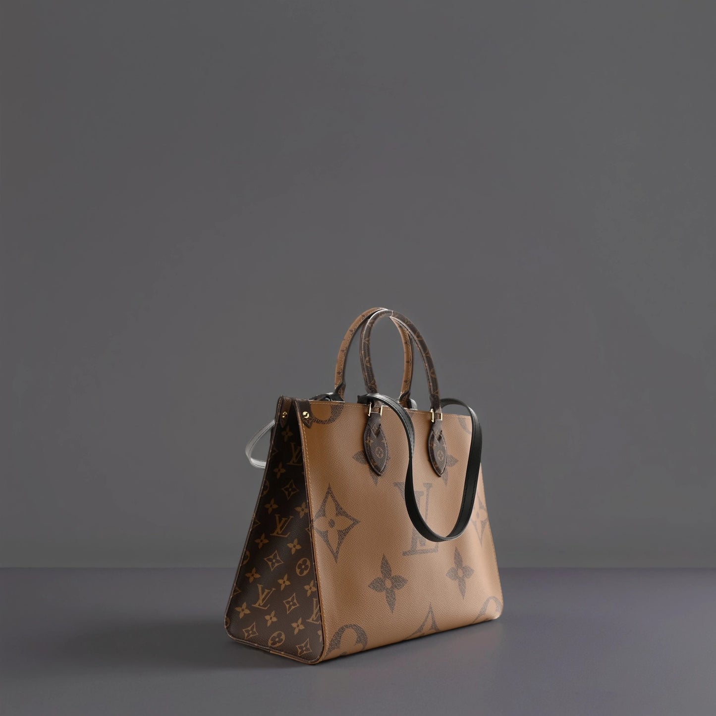 Reverse Monogram Giant Onthego MM