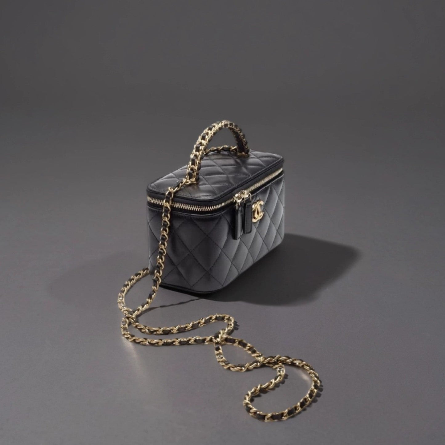Lambskin Quilted Small Top Handle Vanity Case With Chain Black