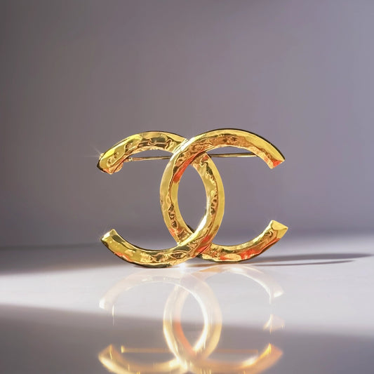 Bended CC Brooch Gold